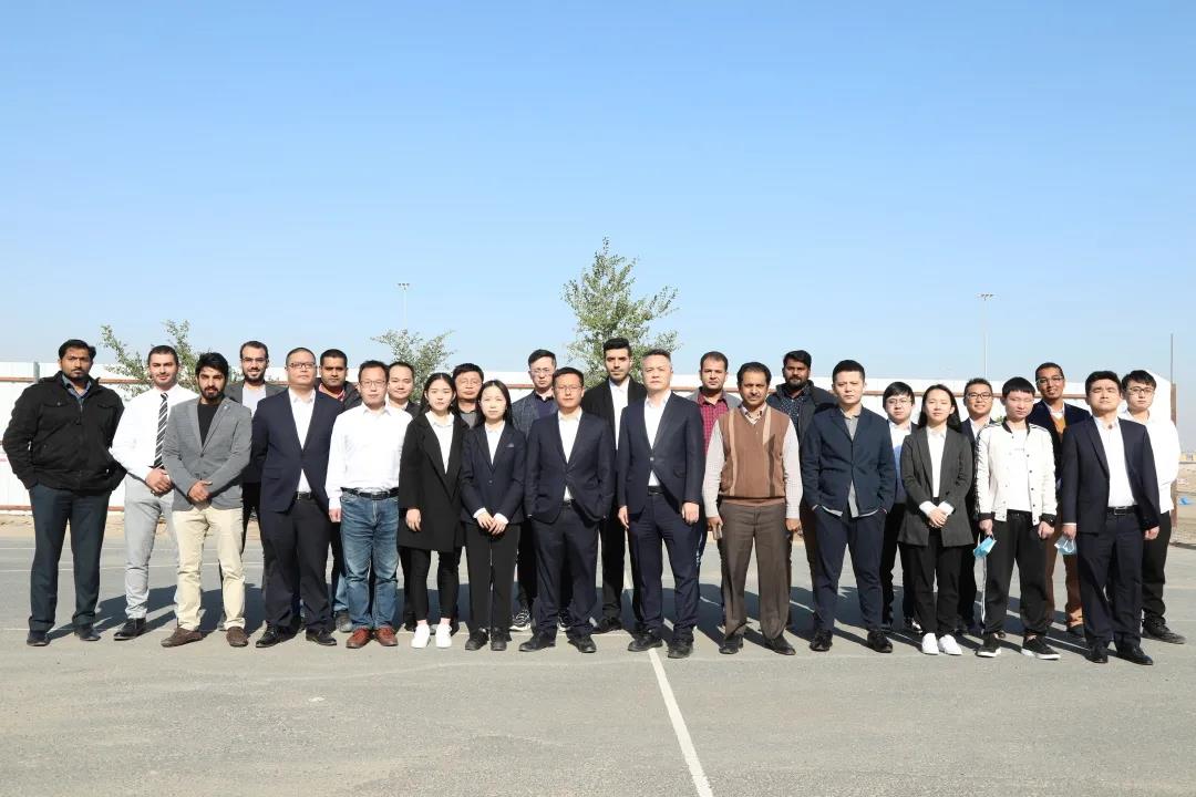 同心云聚送祝?！拇ㄓ^察現(xiàn)場連線路橋海外項目