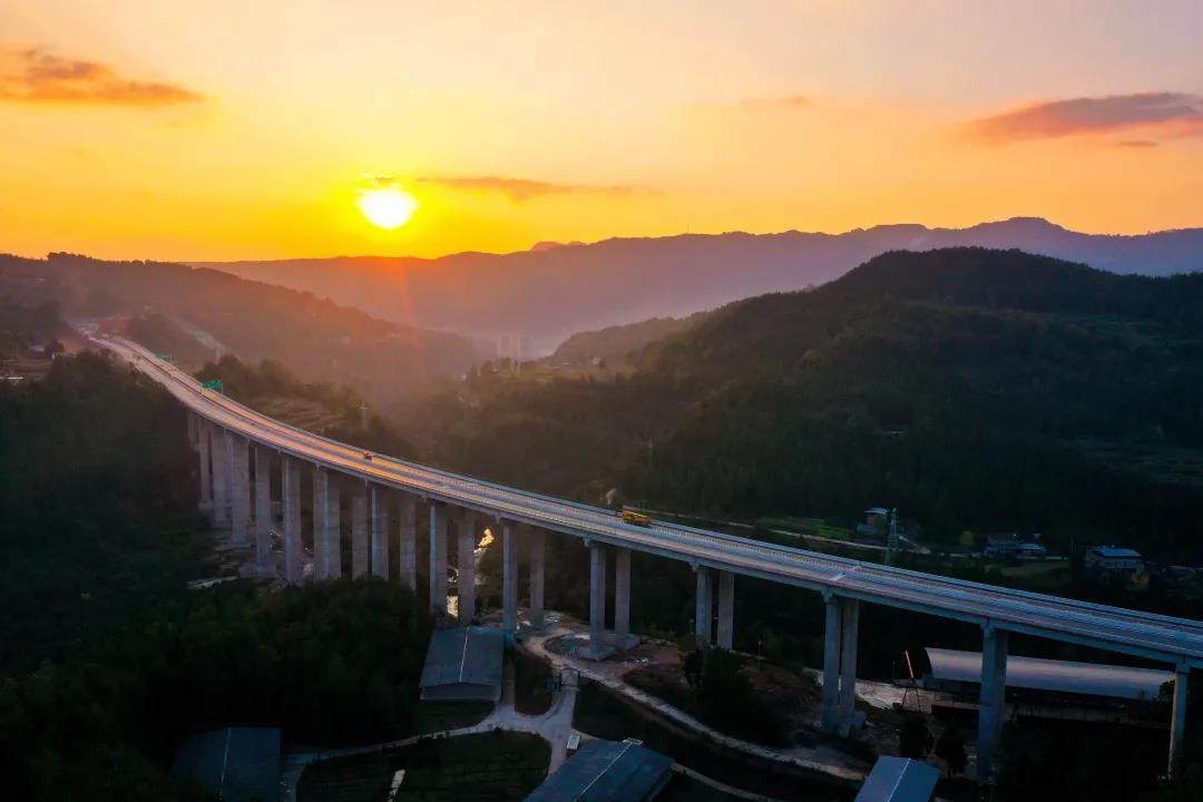 奮戰(zhàn)開門紅 | 鎮(zhèn)廣高速王通段建成通車！