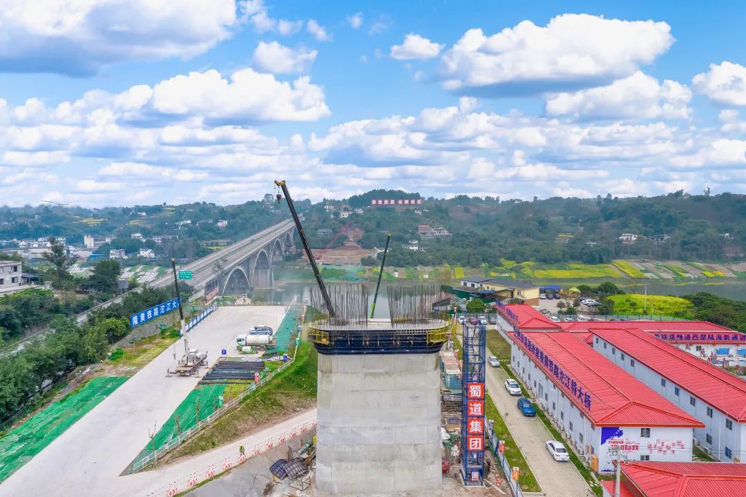 奮戰(zhàn)開門紅 | 隆黃鐵路全線首墩完成澆筑