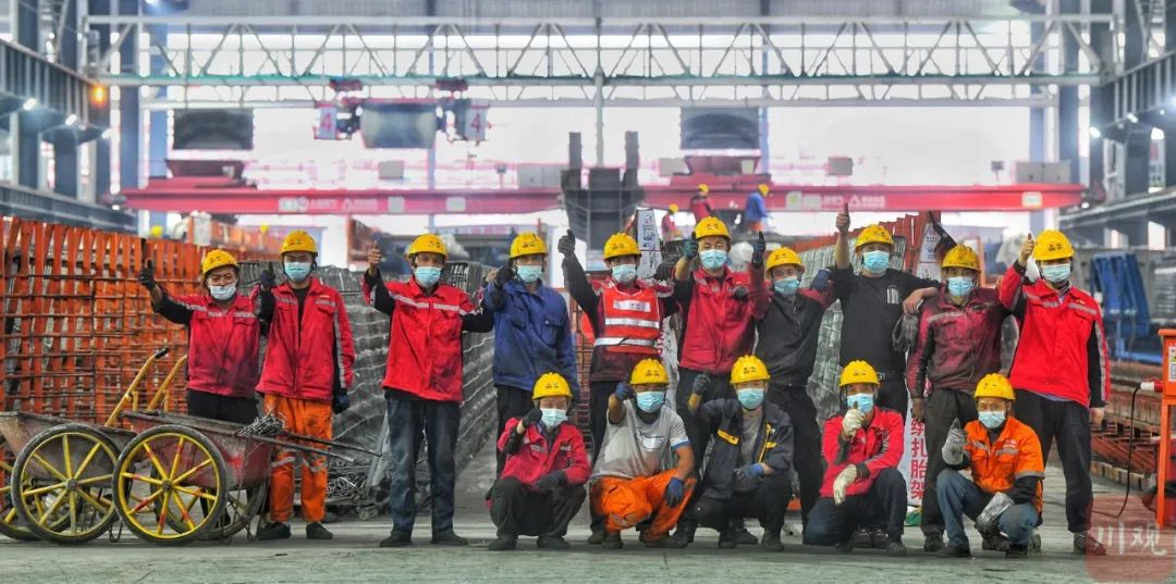 這里的高速公路橋梁板，是用遙控器“生產(chǎn)”出來的