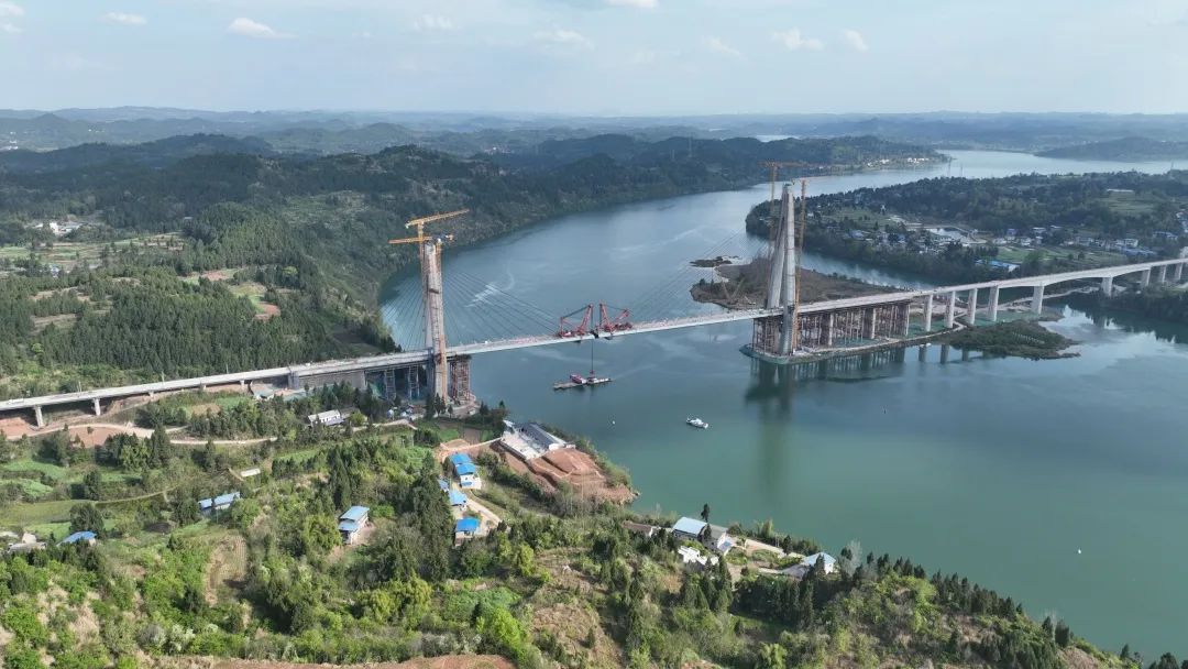 全國最大跨度高低塔混合梁高鐵雙線斜拉橋—— 漢巴南鐵路嘉陵江特大橋順利合龍
