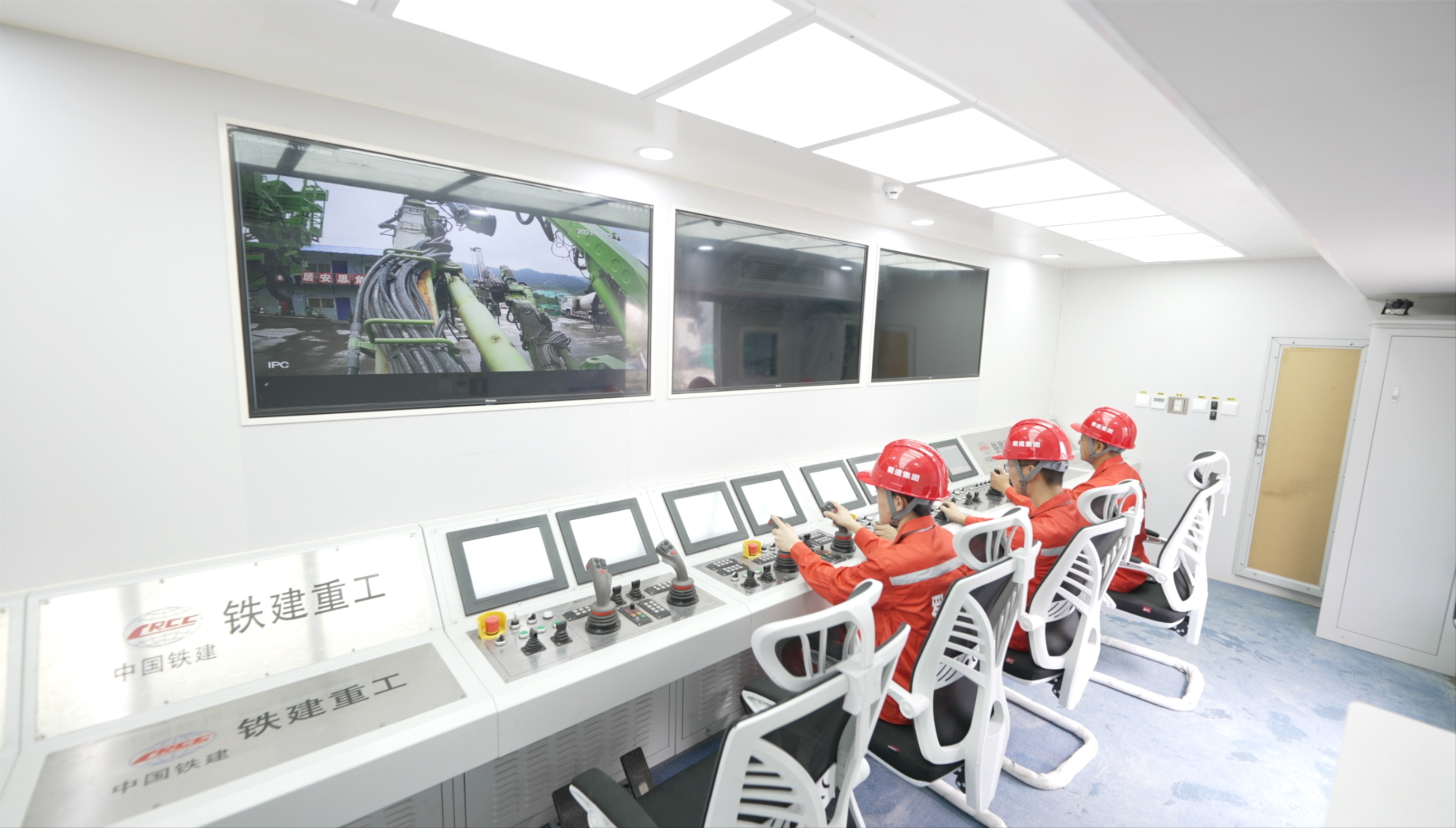 全國首創(chuàng)鉆、拱、噴、錨一體化遠程控制