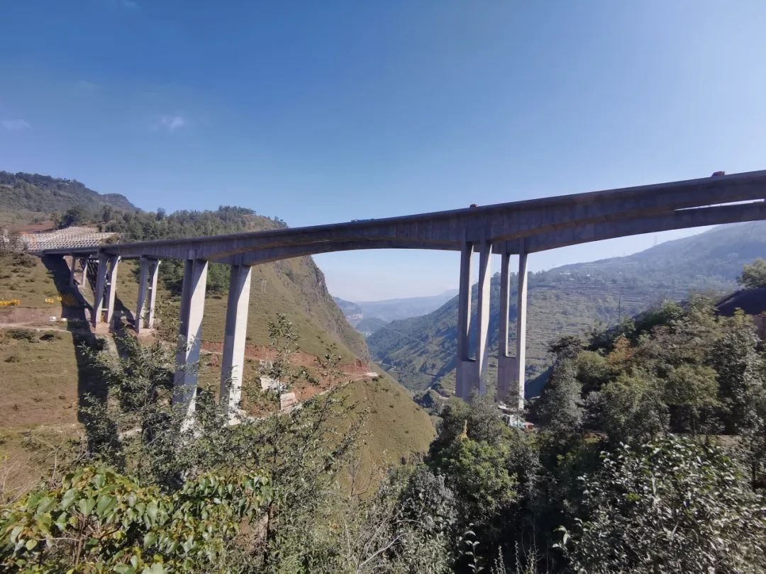 樂西高速九口至昭覺段年底建成 31座橋梁全面貫通！