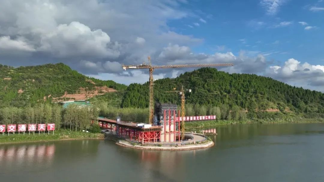 媒體報(bào)道 | 成達(dá)萬高鐵南充嘉陵江特大橋正式開啟主梁施工