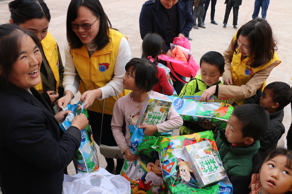 川交公司黨員先鋒服務(wù)隊到鋪埡廟村小學開展“夢想手拉手”活動