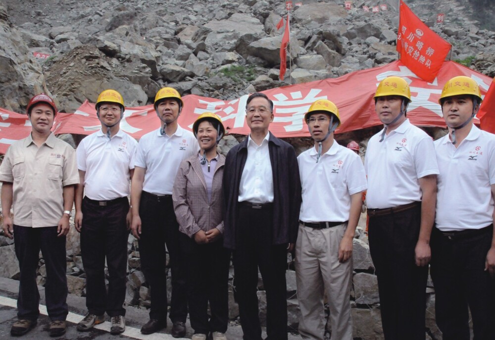 “5.12”抗震救災(zāi)期間，溫家寶同志視察公司搶通的國道213都汶公路