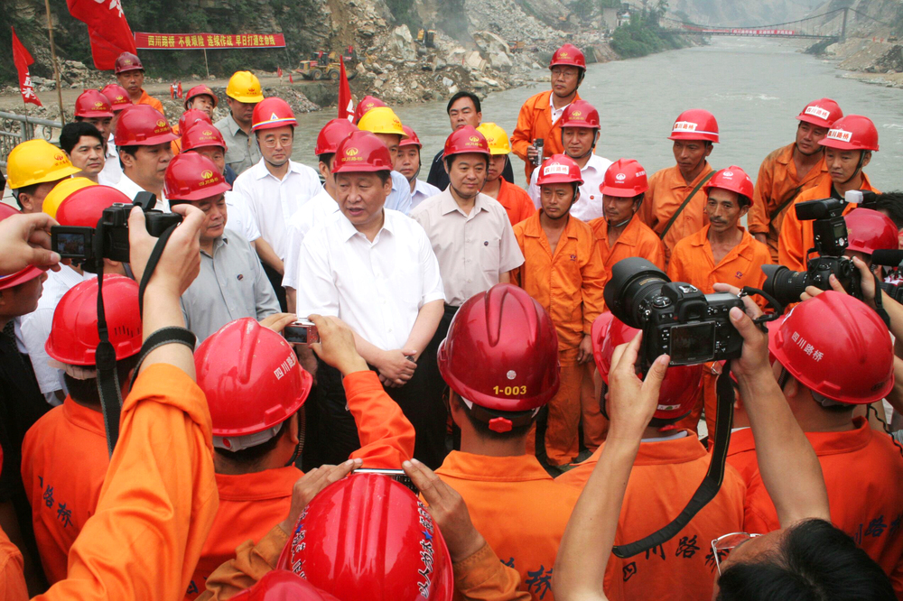 “5.12”抗震救災(zāi)期間，習(xí)近平同志視察公司搶通的國(guó)道213都汶公路.jpg