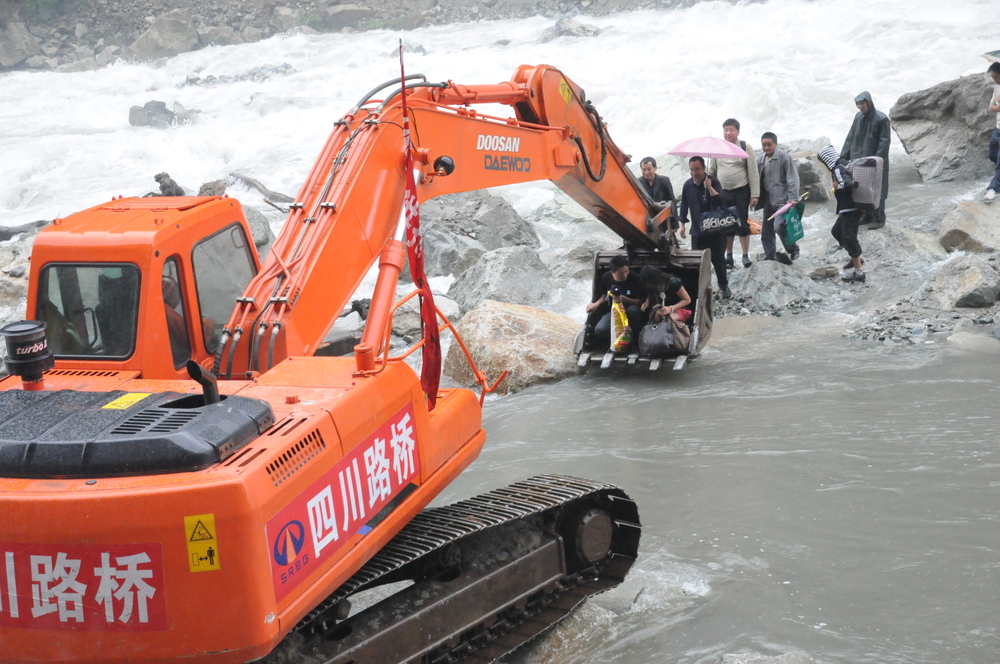 “8.13”映秀泥石流解救被困災(zāi)民.JPG
