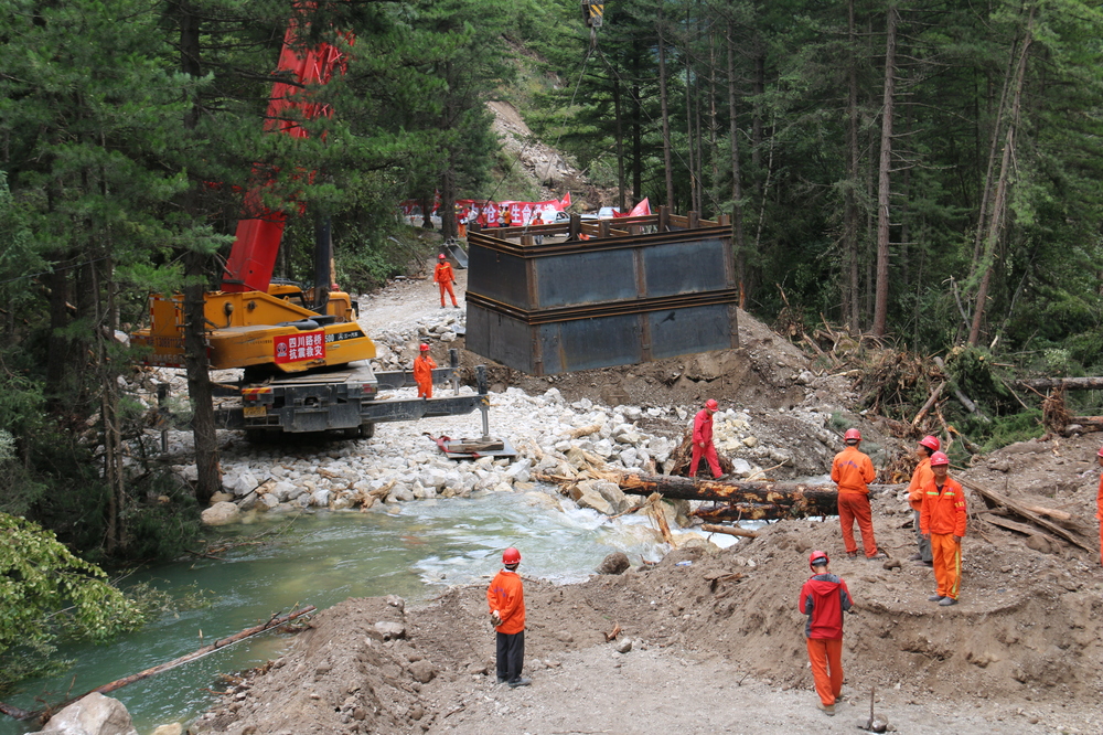 8.8九寨溝搶險救災(zāi)現(xiàn)場安裝1號鋼架橋型鋼石籠橋臺