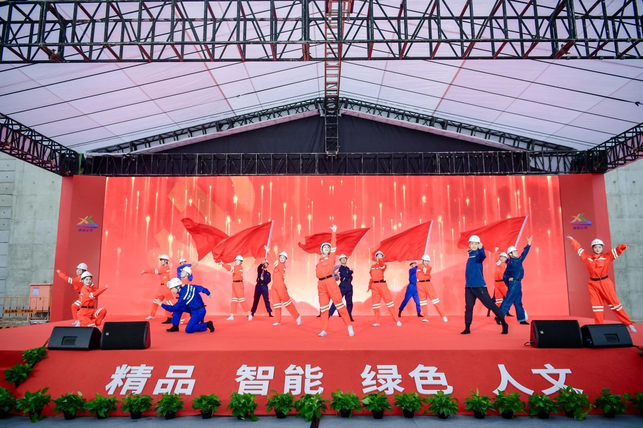 渝昆高鐵六標(biāo)開展“奮戰(zhàn)三十天 勇當(dāng)‘火車頭’”突擊奉獻(xiàn)動(dòng)員會(huì)暨主題黨日活動(dòng)