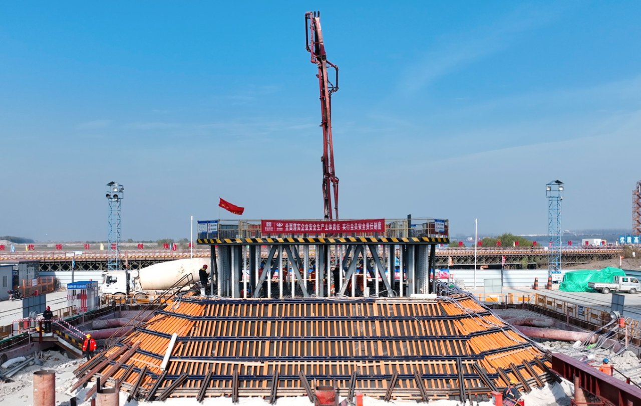 奮戰(zhàn)四季度 大干一百天 | 張靖皋長(zhǎng)江大橋北航道橋南索塔塔座澆筑完成