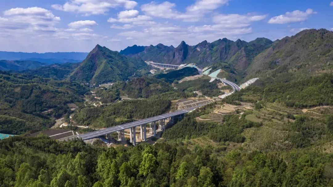 “陸海新通道”——天峨至北海公路（平塘至天峨廣西段）今日通車！