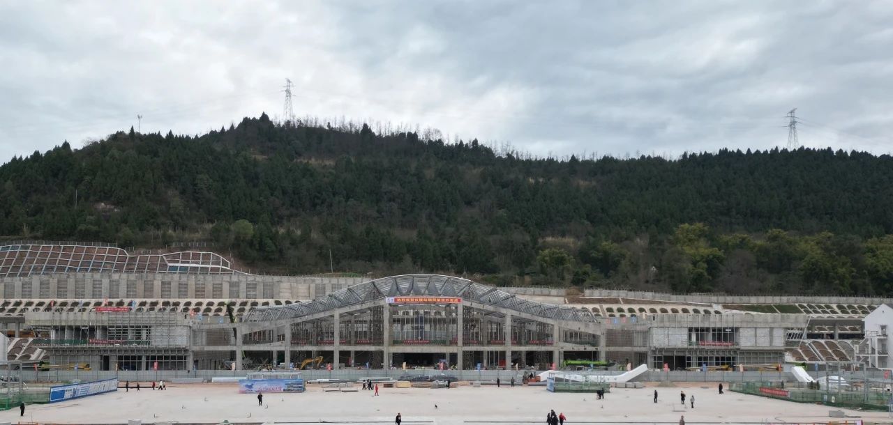 新春守現(xiàn)場(chǎng) 奮戰(zhàn)開(kāi)門(mén)紅——漢巴南高鐵儀隴站屋面鋼網(wǎng)架頂升順利完成