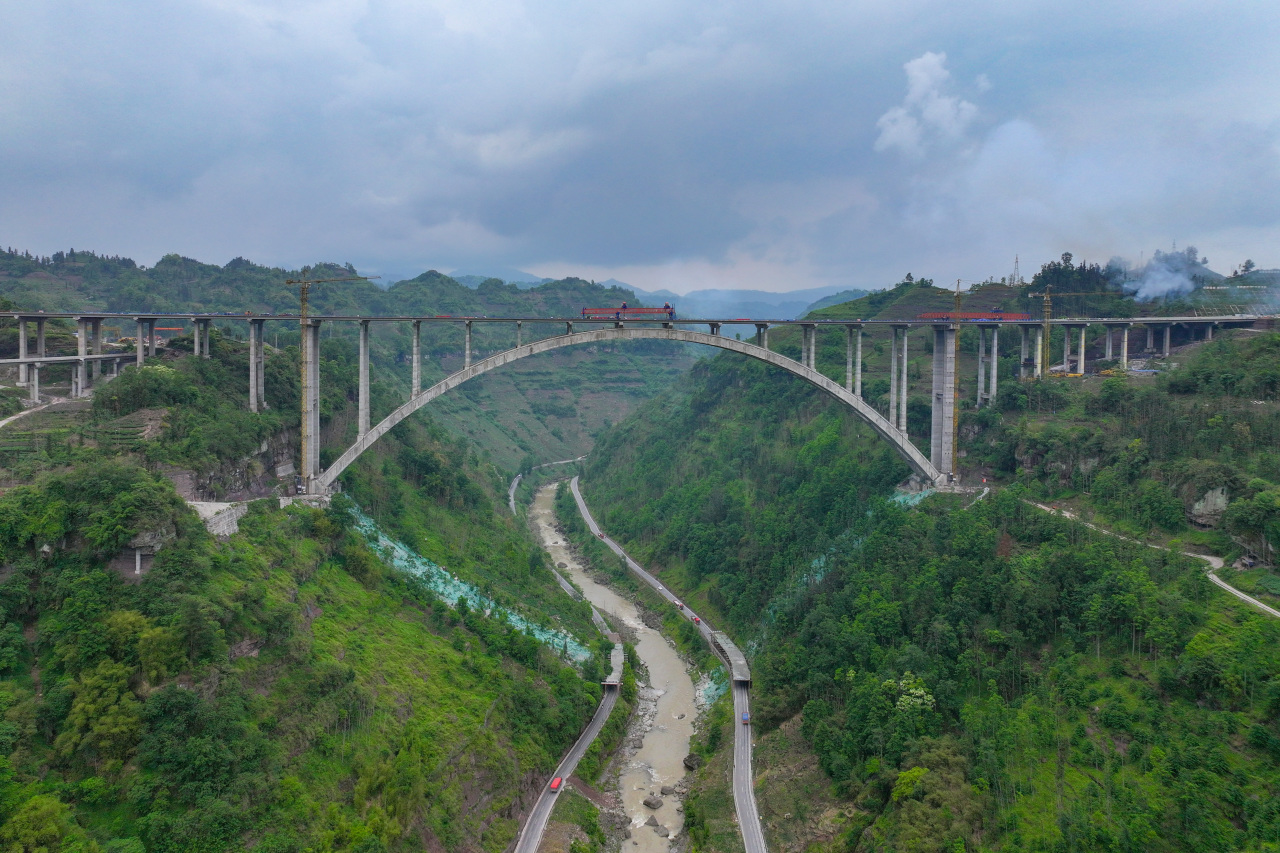 全國第二、四川第一！樂西高速蘇壩特大橋順利實現雙幅貫通