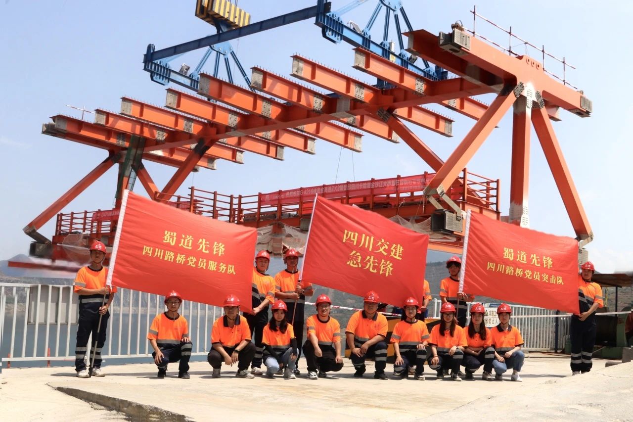 卡哈洛金沙江大橋！鋼桁梁“走軍姿”