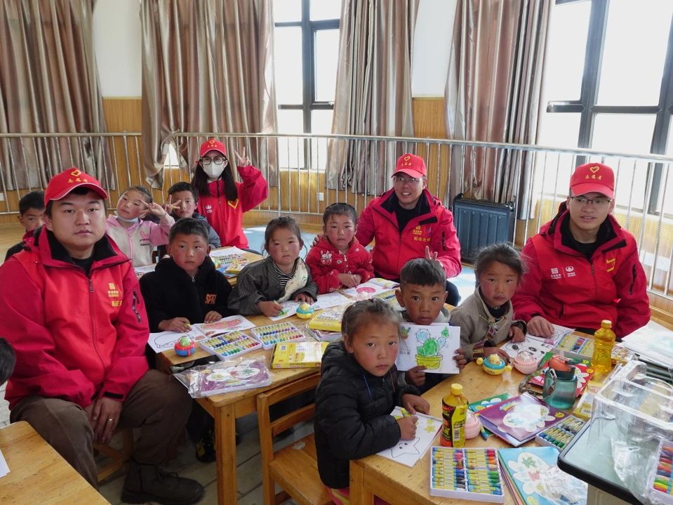 鄉(xiāng)村振興 | 心手相牽促成長(zhǎng) 點(diǎn)亮未來(lái)助振興 四川路橋在賈洛鎮(zhèn)多元化開(kāi)展“六一”兒童節(jié)活動(dòng)