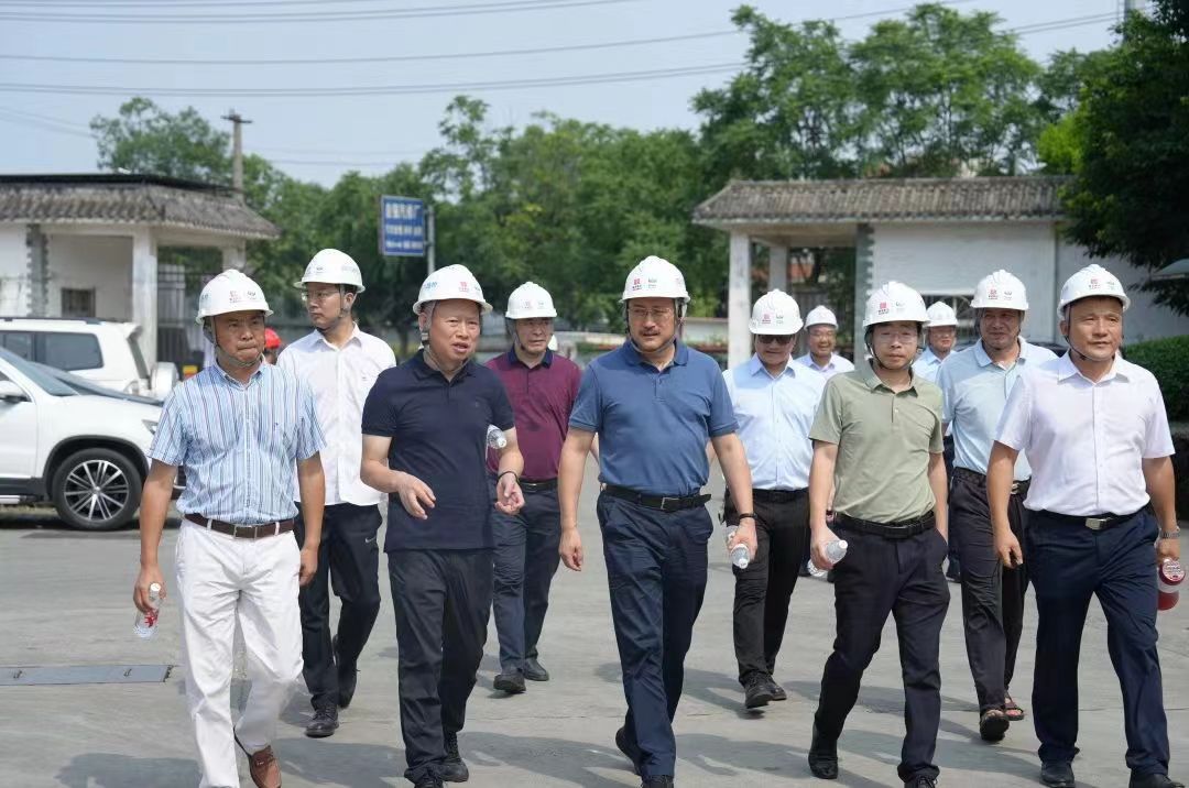 四川路橋總工程師盧偉赴川交公司自動上料機器人及智能輸送系統(tǒng)實驗現(xiàn)場指導(dǎo)工作