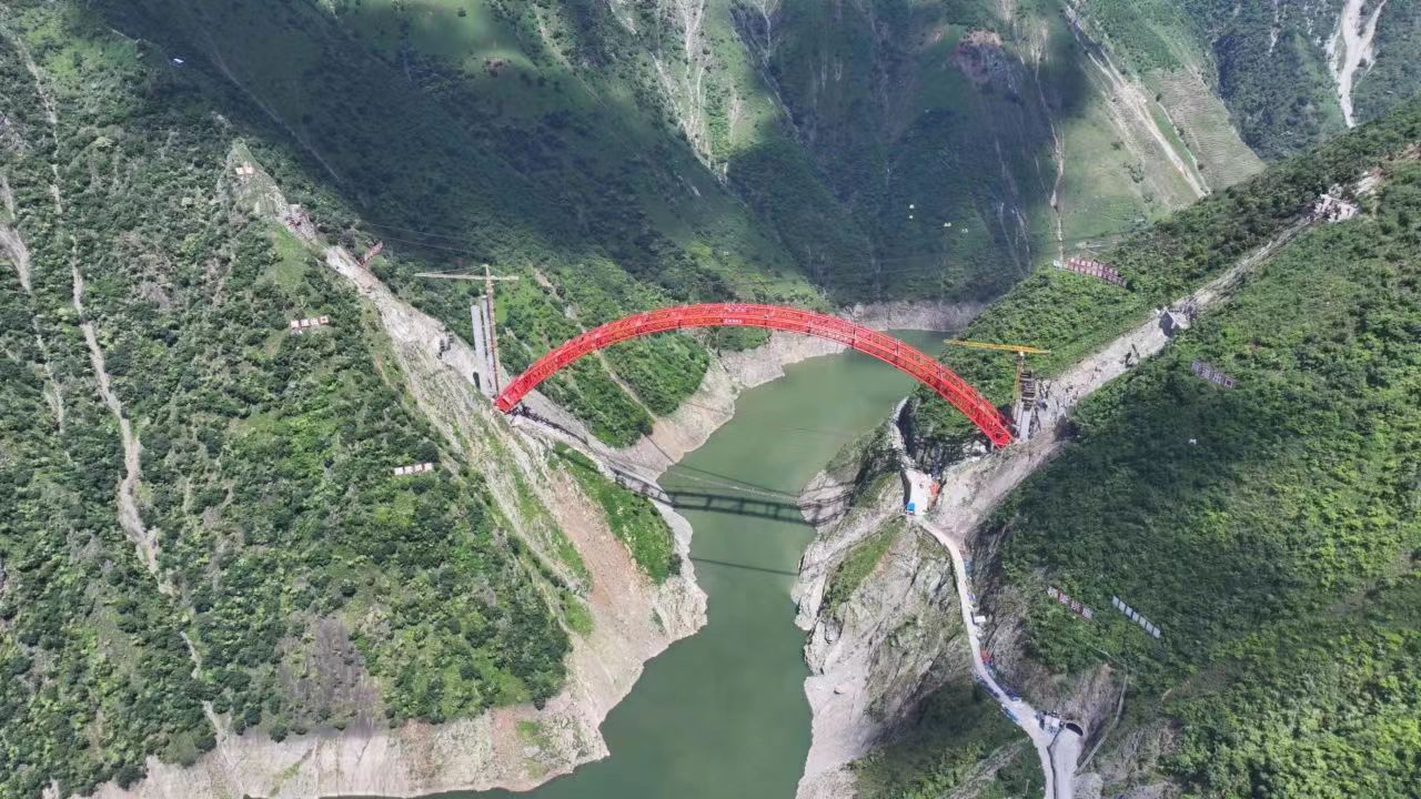 媒體關(guān)注 | “空中飛車”上演吊裝“雜技” ——宜攀高速（宜金段）西蘇角河特大橋主拱圈順利合龍