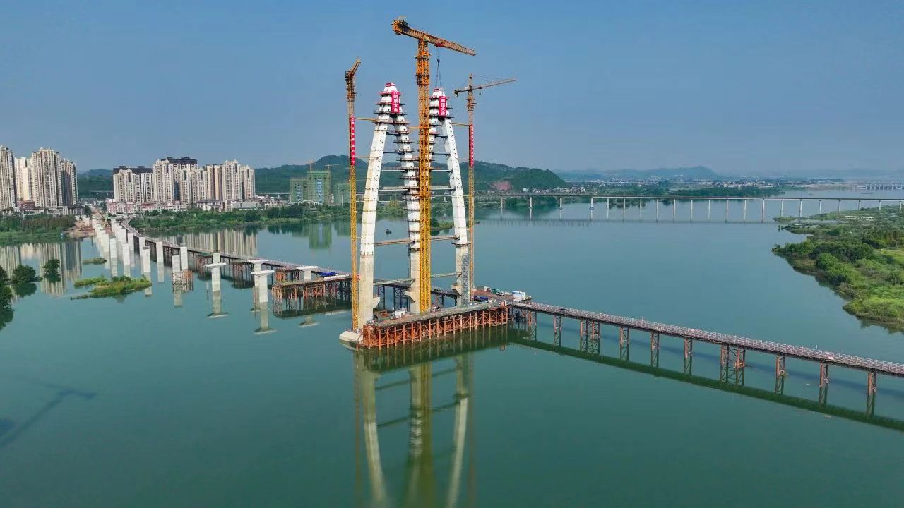 媒體關(guān)注 | 清水出芙蓉！遂寧市涪江六橋主塔順利封頂