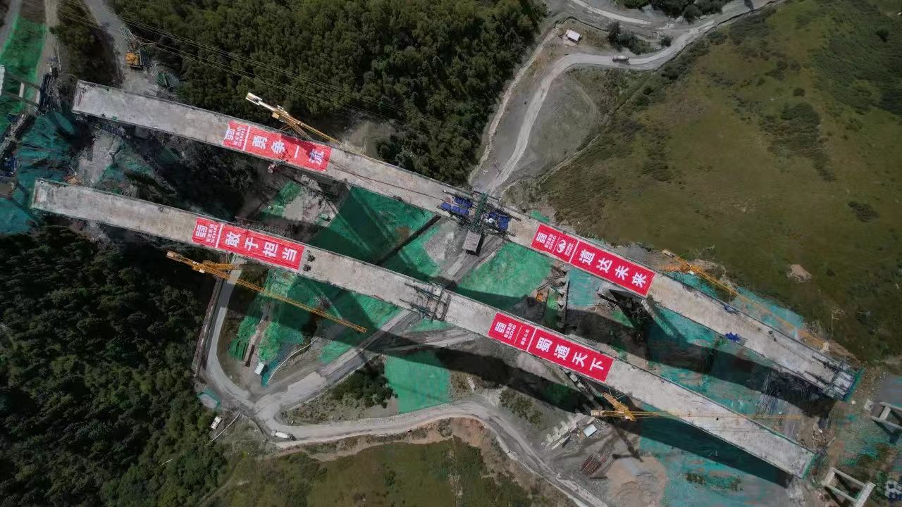 媒體關(guān)注 | 久馬高速最后一座特大橋主橋雙幅合龍