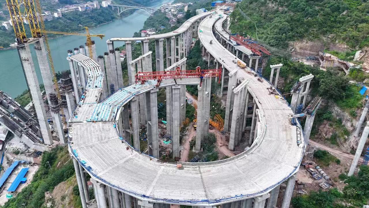 全國首例！架橋機劃出42m超小半徑完美曲線