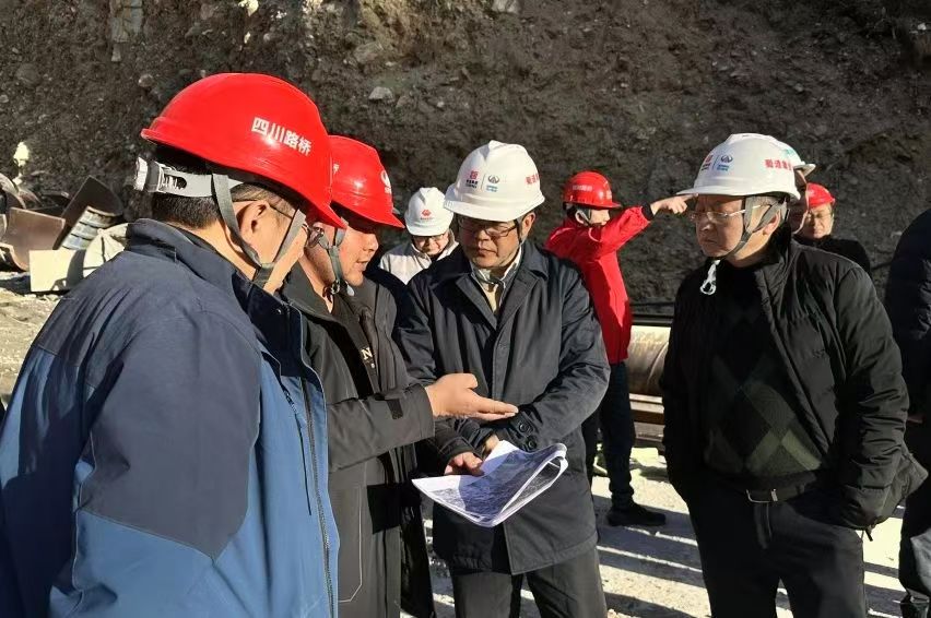四川路橋黨委副書記、副董事長、總經(jīng)理羊勇赴雙江口水電站G317復(fù)建公路工程項目督導(dǎo)調(diào)研