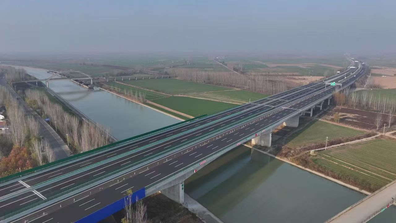 大干六十天 打贏收官戰(zhàn) | 山東省南北交通“大動(dòng)脈”提質(zhì)擴(kuò)容！濟(jì)廣高速濟(jì)菏段改擴(kuò)建工程建成通車