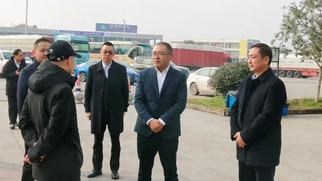 四川路橋黨委副書記、副董事長、總經(jīng)理羊勇率隊到川南片區(qū)公司、江習(xí)古公司調(diào)研指導(dǎo)工作并慰問一線職工