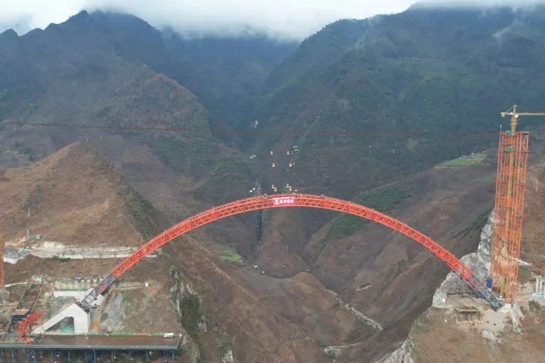 媒體關注 | “V”型深谷現(xiàn)“彩虹”！宜攀高速上烏角特大橋主拱圈順利合龍