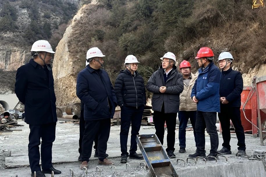 四川路橋黨委副書記、副董事長、總經(jīng)理羊勇率隊到雙江口G317復(fù)建公路工程項目督導(dǎo)檢查生產(chǎn)工作并慰問一線員工