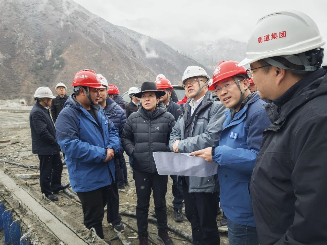 四川路橋黨委副書記、副董事長、總經(jīng)理羊勇督導(dǎo)檢查雙江口水電站庫區(qū)G317復(fù)建公路項目