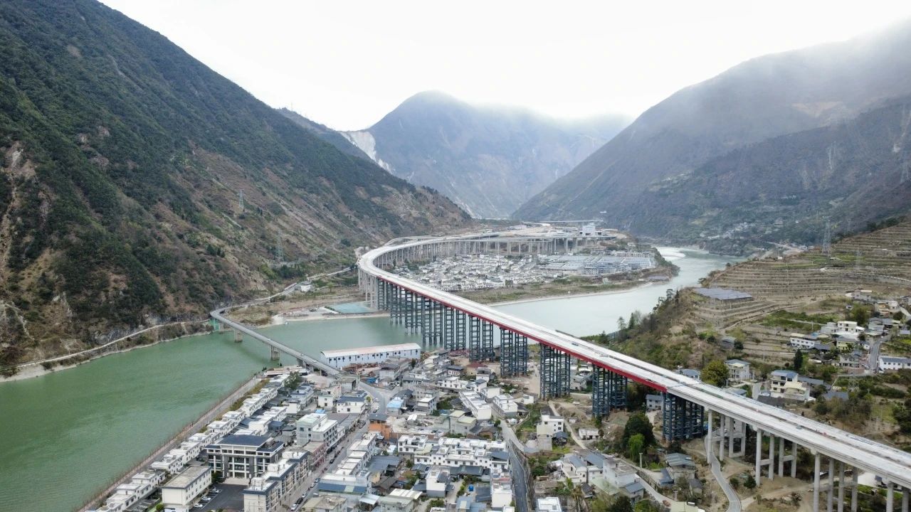 媒體關注 | 在58米高空推出一座大橋！ 瀘石高速公路得妥特大橋實現(xiàn)雙幅貫通