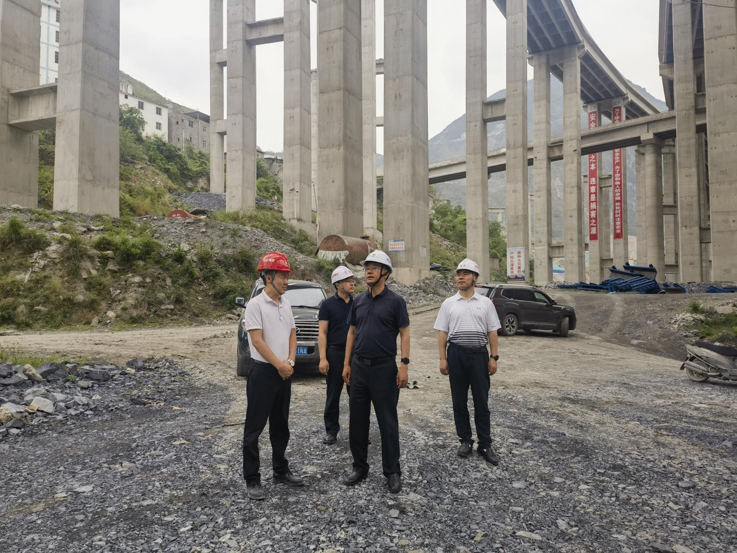 四川路橋黨委委員、紀(jì)委書(shū)記焦利軍帶隊(duì)赴路航公司、華東公司項(xiàng)目一線開(kāi)展防汛督導(dǎo)和調(diào)研檢查