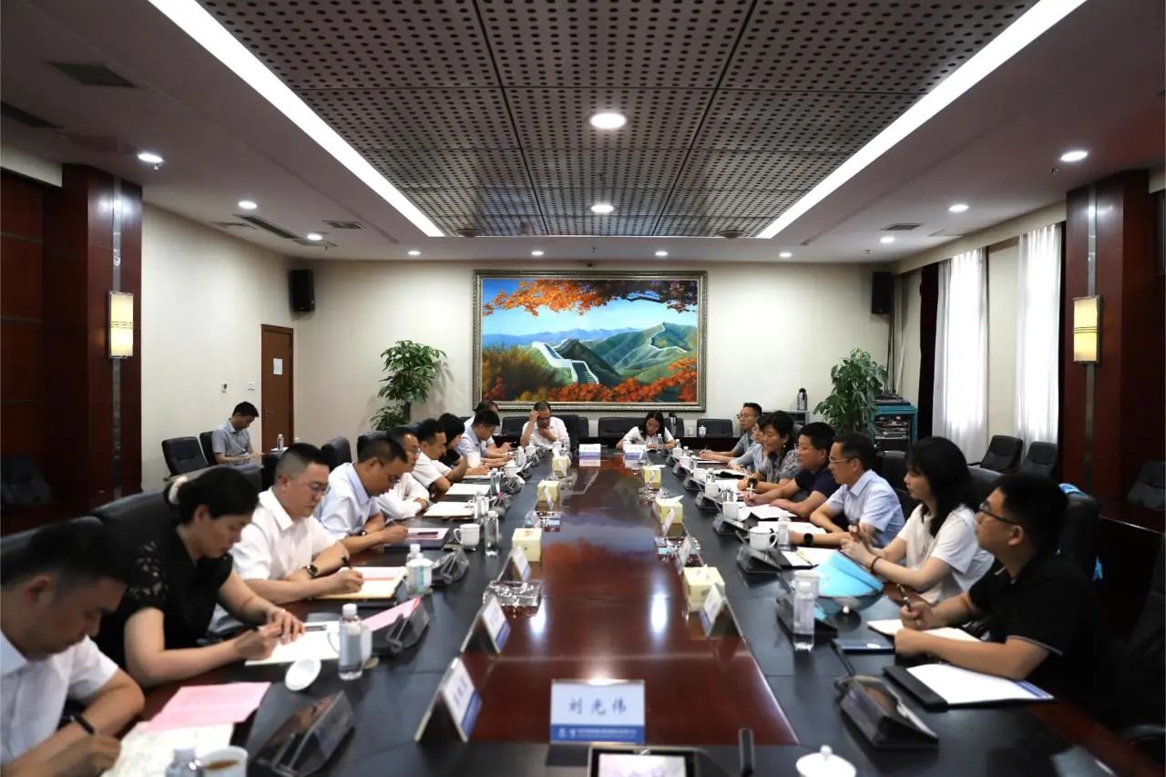 四川路橋與華西集團舉行交流座談